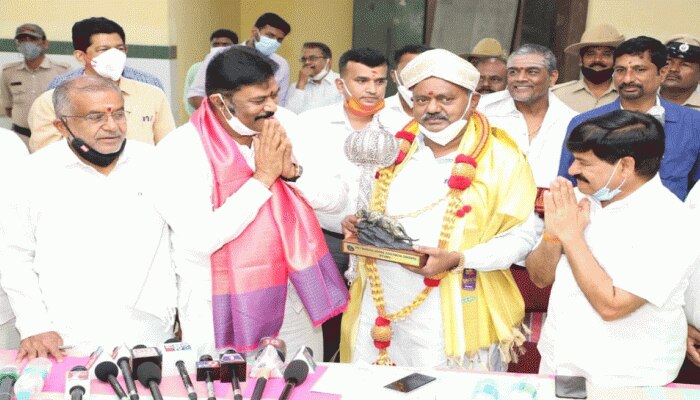 ಚಾಮುಂಡಿ ಬೆಟ್ಟ ಹಸಿರೀಕರಣಕ್ಕೆ ನರೇಗಾ ಬಳಸಿಕೊಳ್ಳಿ; ಸಚಿವ ಎಸ್.ಟಿ. ಸೋಮಶೇಖರ್ ಸೂಚನೆ ಚಾಮುಂಡಿ ಬೆಟ್ಟ ಹಸಿರೀಕರಣಕ್ಕೆ ನರೇಗಾ ಬಳಸಿಕೊಳ್ಳಿ; ಸಚಿವ ಎಸ್.ಟಿ. ಸೋಮಶೇಖರ್ ಸೂಚನೆ