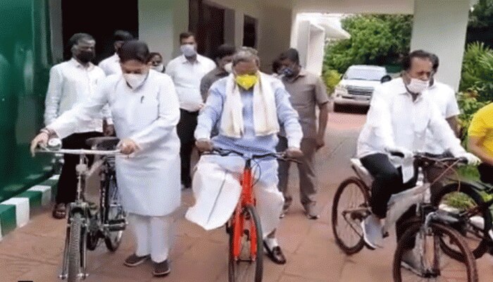 ಪೆಟ್ರೋಲ್ ಬೆಲೆ ಏರಿಕೆ ವಿರೋಧಿಸಿ 35 ವರ್ಷಗಳ ಬಳಿಕ ಸಿದ್ದರಾಮಯ್ಯ ಸೈಕಲ್ ಸವಾರಿ, ಸಿದ್ದು ಸ್ಪೀಡಿಗೆ ಸುಸ್ತಾದ ಇತರರು ಪೆಟ್ರೋಲ್ ಬೆಲೆ ಏರಿಕೆ ವಿರೋಧಿಸಿ 35 ವರ್ಷಗಳ ಬಳಿಕ ಸಿದ್ದರಾಮಯ್ಯ ಸೈಕಲ್ ಸವಾರಿ, ಸಿದ್ದು ಸ್ಪೀಡಿಗೆ ಸುಸ್ತಾದ ಇತರರು