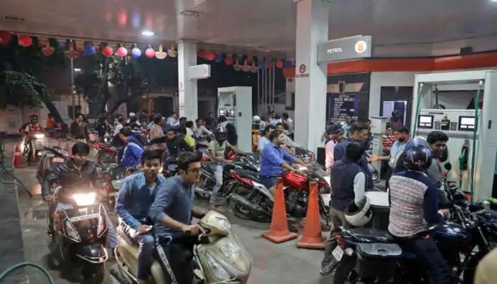 Petrol-Diesel ಬೆಲೆ ಹೆಚ್ಚಳದ ನಡುವೆ 12 ರೂ.ಗೆ ಸಿಗಲಾರಂಭಿಸಿತು ಲೀಟರ್ ಪೆಟ್ರೋಲ್, ಮುಂದೆ ನಡೆದಿದ್ದೆ ಬೇರೆ Petrol-Diesel ಬೆಲೆ ಹೆಚ್ಚಳದ ನಡುವೆ 12 ರೂ.ಗೆ ಸಿಗಲಾರಂಭಿಸಿತು ಲೀಟರ್ ಪೆಟ್ರೋಲ್, ಮುಂದೆ ನಡೆದಿದ್ದೆ ಬೇರೆ
