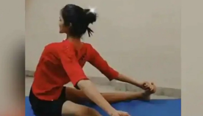 Viral Video: ನೀವೂ ಇಂತಹ Yoga ನೋಡಿರಲಿಕ್ಕಿಲ್ಲ title=