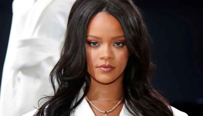 Rihanna ಅಸಲಿ ಮುಖವಾಡ ಬಹಿರಂಗ, ಶ್ರೀ ಗಣೇಶನ ಪೆಂಡೆಂಟ್ ಧರಿಸಿ ಟಾಪ್ ಲೆಸ್ ಫೋಟೋಶೂಟ್ title=