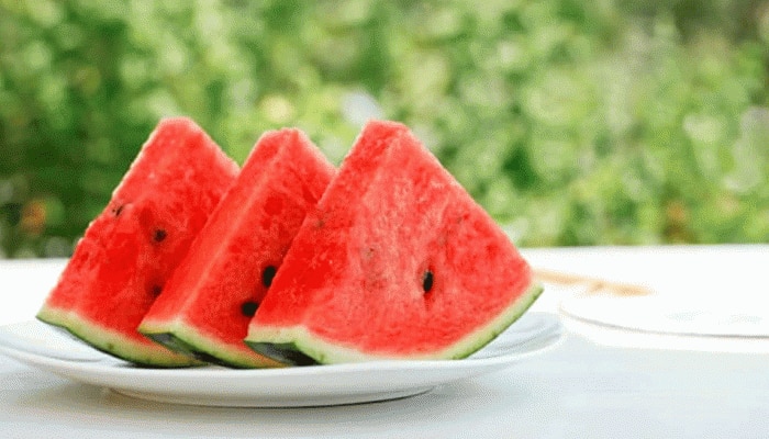 Watermelon: ಆಲ್ಕೋಹಾಲ್ ಸೇವಿಸುವವರೇ ಕಲ್ಲಂಗಡಿ ತಿನ್ನುವ ಮೊದಲು ಇರಲಿ ಎಚ್ಚರ title=