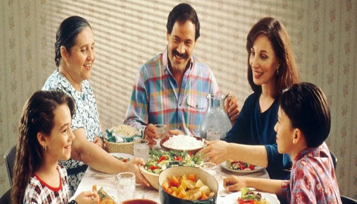 Vastu Tips for food: ಊಟದ ಹೊತ್ತಲ್ಲಿ ಈ ತಪ್ಪನ್ನು ಮಾಡಿದರೆ ಲಕ್ಷ್ಮೀಯ ಅವಕೃಪೆಗೆ ಒಳಗಾಗುವಿರಿ