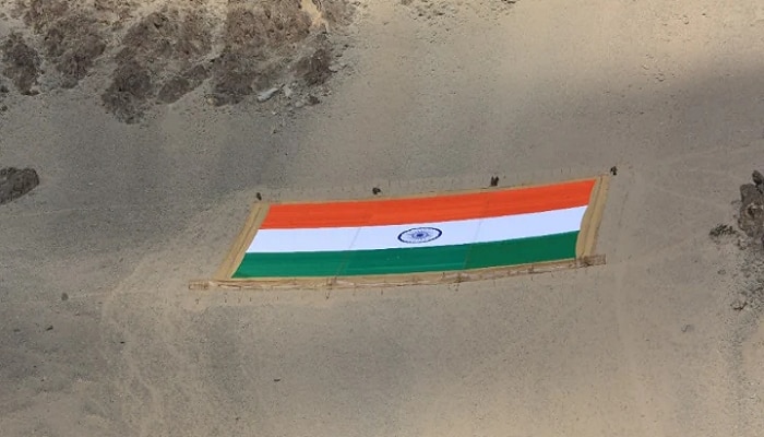 World's Largest Tricolour Flag - Ladakhನಲ್ಲಿ ಅನಾವರಣಗೊಂಡ ವಿಶ್ವದ ಅತಿ ದೊಡ್ಡ ತ್ರಿವರ್ಣ ಧ್ವಜ title=
