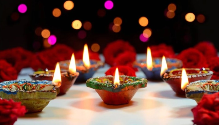 Diwali 2021 Remedies: ಕುಂಕುಮ-ಸಾಸಿವೆ ಎಣ್ಣೆಯ ಈ ಸುಲಭ ಪರಿಹಾರವನ್ನು ಅನುಸರಿಸಿ ದೇವಿ ಲಕ್ಷಿ ಕೃಪೆಗೆ ಪಾತ್ರರಾಗಿ title=