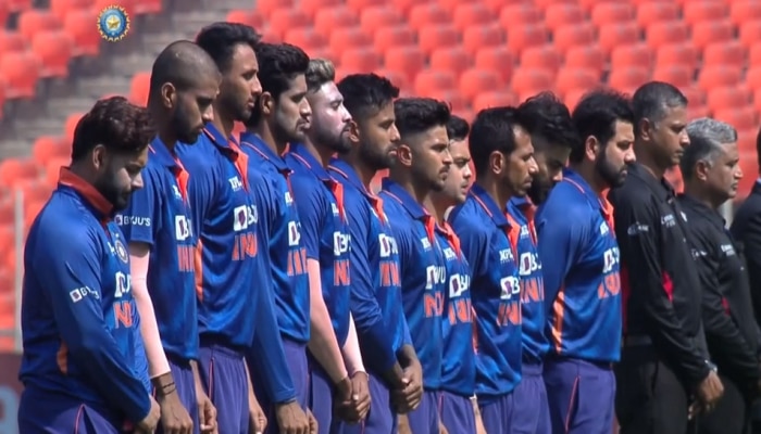 Ind Vs WI ODI: Lata Mangeshkar ಗೌರವಾರ್ಥ ಕಪ್ಪು ಪಟ್ಟಿ ಧರಿಸಿ ಮೈದಾನಕ್ಕಿಳಿದ Team India