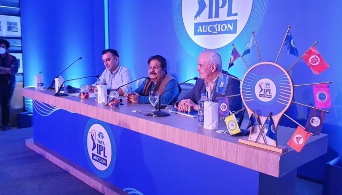 IPL 2022 Auction: 7 ಕೋಟಿಗೆ ಆರ್​ಸಿಬಿ ಪಾಲಾದ ಡುಪ್ಲೆಸಿಸ್, 6.25 ಕೋಟಿಗೆ ವಾರ್ನರ್ ಸೇಲ್!  title=
