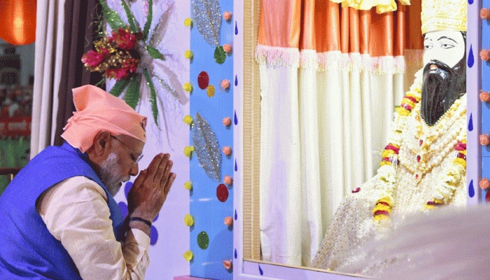 VIDEO: ಸಂತ ರವಿದಾಸ್ ಮಂದಿರದಲ್ಲಿ ಮೋದಿ,  'ಶಬ್ದ ಕೀರ್ತನೆ'ಯಲ್ಲಿ ಮಂಜೀರಾ ನುಡಿಸಿದ ಪ್ರಧಾನಿ  title=