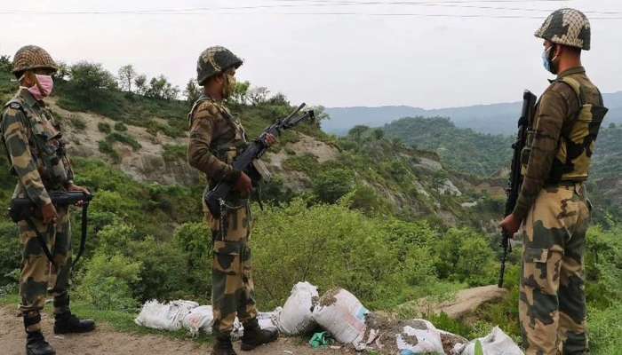 BSF Soldier: ಸಹೋದ್ಯೋಗಿಗಳ ಮೇಲೆ ಭೀಕರ ಗುಂಡಿನ ದಾಳಿ! 5 ಬಿಎಸ್‌ಎಫ್ ಯೋಧರ ದುರ್ಮರಣ  title=