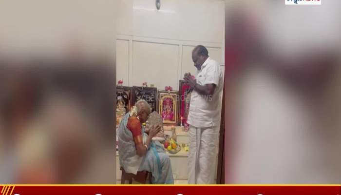 hd kumaraswamy taking his mother Chennamma Devegowda blessings before JDS Janata Jaladhare Campaign