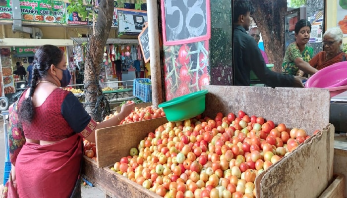 Tomato Price Hike : ರಾಜ್ಯದಲ್ಲಿ ಭಾರಿ ಮಳೆ ಪರಿಣಾಮ : ಟೊಮ್ಯಾಟೊ ಬೆಲೆ ಗಗನಕ್ಕೆ  title=