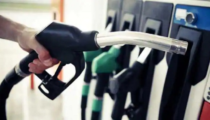 Petrol-Diesel Price: ಕೇಂದ್ರದಿಂದ ವಾಹನ ಸವಾರರಿಗೆ ಸಿಹಿ ಸುದ್ದಿ: ತೈಲ ಬೆಲೆಯಲ್ಲಿ ಭಾರೀ ಇಳಿಕೆ  title=
