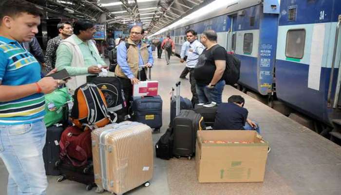 Indian Railway Luggage Rule: ಇನ್ನು ಮನ ಬಂದಂತೆ ಲಗೇಜ್ ಕೊಂಡೊಯ್ಯುವಂತಿಲ್ಲ ರೈಲಿನಲ್ಲಿ , ಬೀಳಲಿದೆ ಭಾರೀ ದಂಡ  title=