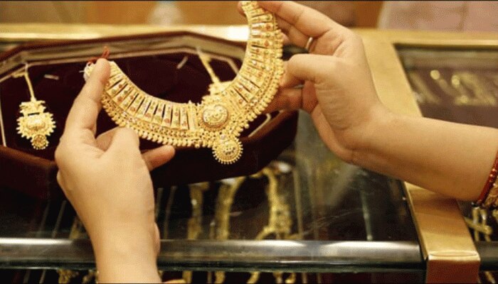 Gold Price Today : ಚಿನ್ನ ಖರೀದಿಗೆ ಶುಭ ಸಮಯ , ಇಳಿಕೆಯಾಗಿದೆ ಬಂಗಾರದ ಬೆಲೆ , ಬೆಳ್ಳಿ ಕೂಡಾ ಅಗ್ಗ  title=