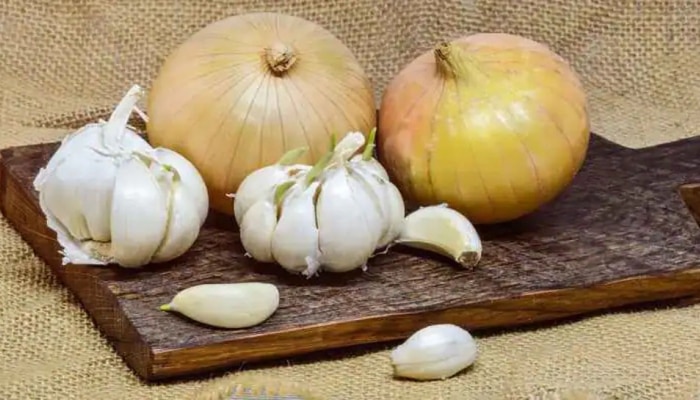 Onion And Garlic ಸಿಪ್ಪೆಗಳನ್ನು ಎಸೆಯುವ ತಪ್ಪು ಮಾಡಬೇಡಿ, ಸಿಗುತ್ತವೆ ಈ ಅದ್ಭುತ ಲಾಭಗಳು