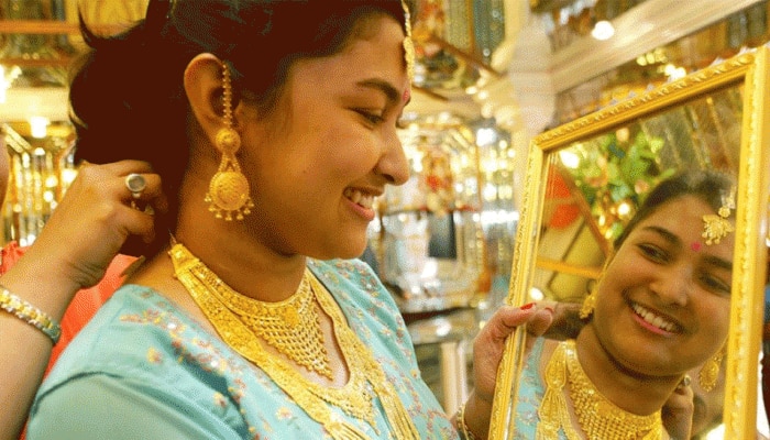 Gold Price Today : ವರಮಹಾಲಕ್ಷ್ಮಿ ಹಬ್ಬದಂದು ಭಾರೀ ದುಬಾರಿಯಾಯಿತು ಚಿನ್ನ  title=