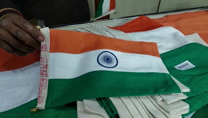 Khadi Flags : ಪಾಲಿಸ್ಟರ್ ಧ್ವಜಗಳ ಮಧ್ಯೆ, ಮಾರುಕಟ್ಟೆಯಲ್ಲಿ ಖಾದಿ ಧ್ವಜಗಳಿಗೆ  ಭಾರಿ ಬೇಡಿಕೆ!