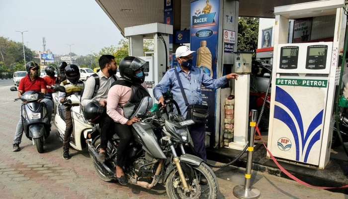 Petrol-Diesel Rate: ವಾಹನ ಸವಾರರಿಗೆ ಇಲ್ಲಿದೆ ಸಿಹಿಸುದ್ದಿ: ದೇಶದಲ್ಲಿ ಶೀಘ್ರವೇ ಅಗ್ಗವಾಗಲಿದೆ ಪೆಟ್ರೋಲ್-ಡೀಸೆಲ್ ಬೆಲೆ!  title=