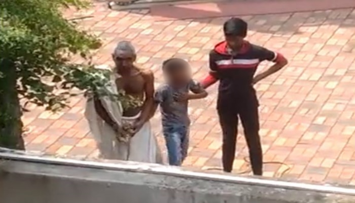 Video: ನೈವೇದ್ಯ ಕದ್ದ ಎಂದು 11 ವರ್ಷದ ಬಾಲಕನನ್ನು ಮರಕ್ಕೆ ಕಟ್ಟಿ ಥಳಿಸಿದ ಅರ್ಚಕ..! title=