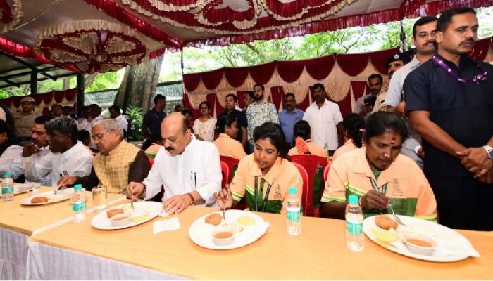 Karnataka CM : ಪೌರಕಾರ್ಮಿಕರೊಂದಿಗೆ ಟಿಫಿನ್ ಮಾಡಿದ ಸಿಎಂ ಬೊಮ್ಮಾಯಿ