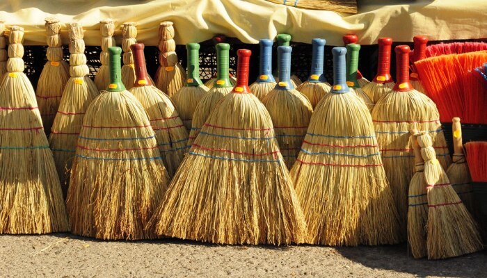 Dhanatrayodashi Old Broom Remedies: ಹಳೆ ಪೊರಕೆಯು ಅದೃಷ್ಟದ ಬಾಗಿಲು ತೆರೆಯುತ್ತದೆ, ಧನತ್ರಯೋದಶಿ ದಿನ ಚಿಕ್ಕ ಉಪಾಯ ಅನುಸರಿಸಿ