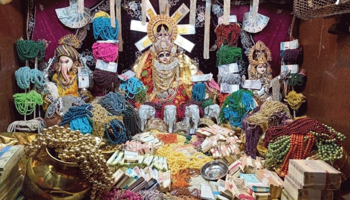 Diwali 2022: ತಾಯಿ ಲಕ್ಷ್ಮಿಯ ವಿಶೇಷ ದೇವಾಲಯ, ದೀಪಾವಳಿಯಂದು ಭಕ್ತರಿಗೆ ಹಣ, ಚಿನ್ನ, ಬೆಳ್ಳಿಯೇ ಪ್ರಸಾದ 