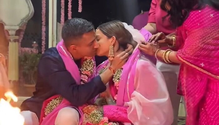 Bride Groom Viral Video: ಮದುವೆ ಮಂಟಪದಲ್ಲಿಯೇ ಕಂಟ್ರೋಲ್ ಕಳೆದುಕೊಂಡ ವಧು-ವರ, ಪುರೋಹಿತರ ಮುಂದೆಯೇ...! title=