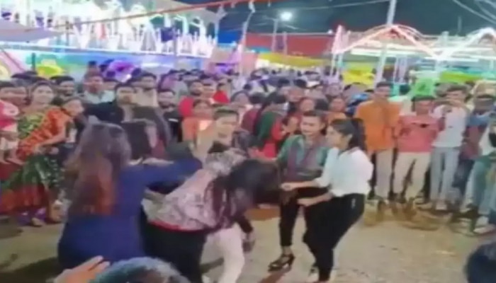 Viral Video: ಜುಟ್ಟು ಎಳೆದಾಡಿಕೊಂಡು ಪರಸ್ಪರರಿಗೆ ಗೂಸಾ ಕೊಟ್ಟ ಹುಡುಗಿಯರು.. ಕಾರಣ ಏನು? 