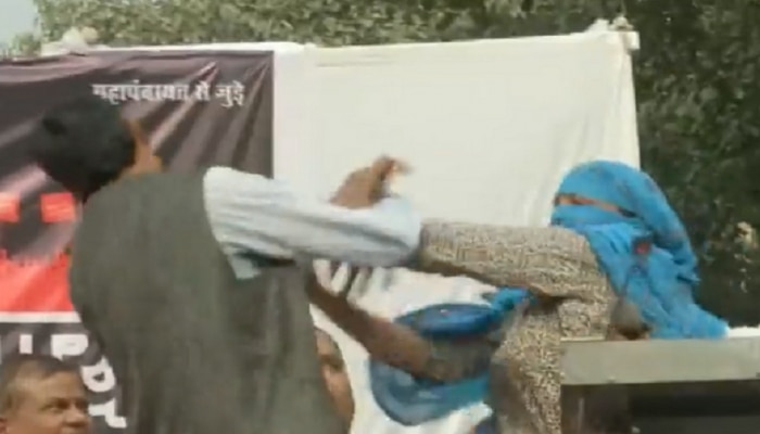 Viral Video: ಭಾಷಣ ಮಾಡುತ್ತಿದ್ದ ಮಹಿಳೆ ಏಕಾಏಕಿ ಚಪ್ಪಲಿಯಿಂದ ಥಳಿಸಿದಾಗ...! title=