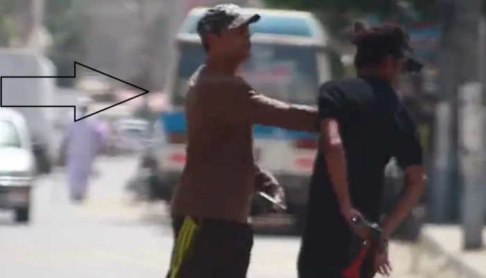 Prank Video: YouTuber got kicked for pranking on the road | ರಸ್ತೆಯಲ್ಲಿ  ಪ್ರ್ಯಾಂಕ್‌ ಮಾಡಲು ಹೋಗಿ ಒದೆ ತಿಂದ ಯೂಟ್ಯೂಬರ್ Viral News in Kannada