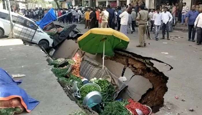 Hyderabad Goshamahal road collapse: ಮಾರುಕಟ್ಟೆ ಬಳಿ ದಿಢೀರ್ ಕುಸಿದ ಭೂಮಿ: ಮಣ್ಣಿನಡಿ ಸಿಕ್ಕಿಹಾಕಿಕೊಂಡ ವ್ಯಾಪಾರಸ್ಥರು