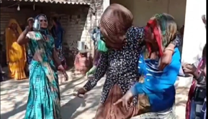 Viral Video: ಕಿಕ್ಕೇರಿಸಿಕೊಂಡ ದೇಸಿ ಆಂಟಿಯರ ಈ ಫುಲ್ ಟಲ್ಲಿ ಡಾನ್ಸ್ ವಿಡಿಯೋ ನಿಮ್ಮ ಮೊಬೈಲ್ ಗೆ ಬಂದಿದೆಯಾ?