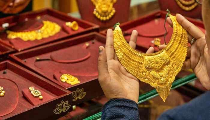 Gold Silver Price Today: ಬಂಗಾರದ ಬೆಲೆಯಲ್ಲಿ ಭಾರೀ ಕುಸಿತ.. ಚಿನ್ನ ಕೊಳ್ಳಲು ಇದೇ ಗುಡ್‌ ಟೈಮ್‌!  title=