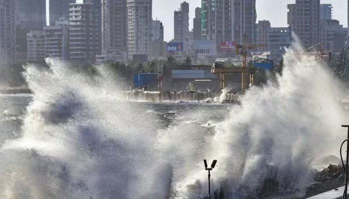 Biparjoy Cyclone Update: ಪ್ರಭಾವ ಬೀರಲಾರಂಭಿಸಿದ ಬಿಪರ್ಜೋಯ್, 67 ರೈಲುಗಳ ಪ್ರಯಾಣ ರದ್ದು title=