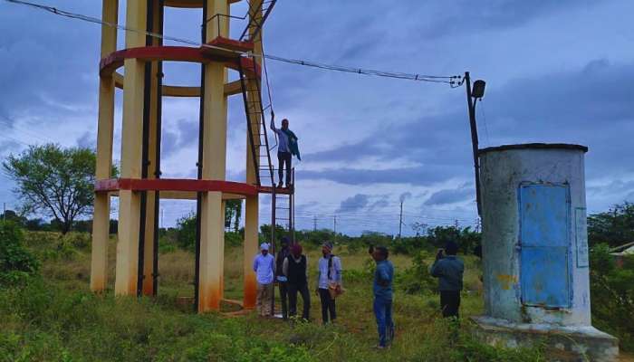 ಅರಿಶಿಣ ಹಣ ಜಮೆ ಮಾಡಲು ವಿಳಂಬ ಖಂಡಿಸಿ ಪ್ರತಿಭಟನೆ: ಟ್ಯಾಂಕ್ ಏರಿ ಆತ್ಮಹತ್ಯೆ ಎಚ್ಚರಿಕೆ title=