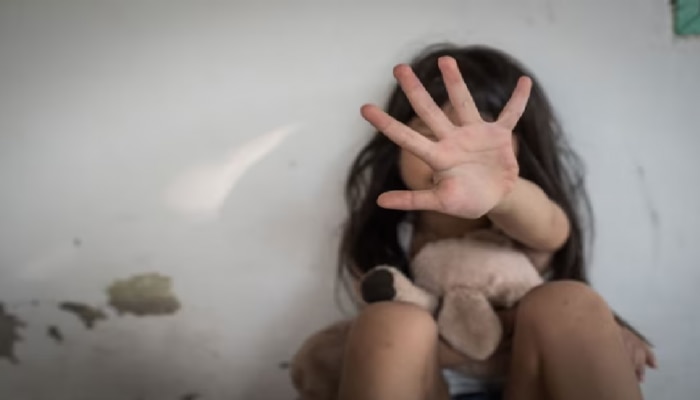 UP horror: ಚಿಪ್ಸ್ ಆಸೆ ತೋರಿಸಿ 8 ವರ್ಷದ ಬಾಲಕಿ ಮೇಲೆ ಅತ್ಯಾಚಾರ ನಡೆಸಿ ಕೊಲೆ..! title=