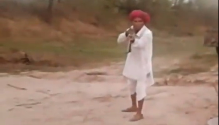 Shocking Video: ಯುವಕ &#039;ಅಪ್ಪನಿಗೆ ಹುಟ್ಟಿದ್ರೆ ಗುಂಡು ಹೊಡೆ&#039; ಅಂದಿದ್ದೆ ತಡ, ಈ ದೊಡಪ್ಪ ಮಾಡಿದ್ದೇನು ನೀವೇ ನೋಡಿ!