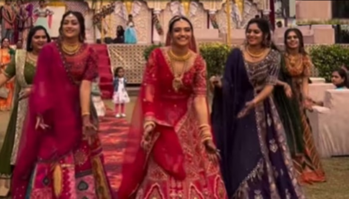 Viral Video: ಮದುವೆ ಮನೆಯಲ್ಲಿ ವಧುವಿನೊಂದಿಗೆ ಸೊಂಟ ಬಳುಕಿಸಿದ ಲೇಡಿ ಗ್ಯಾಂಗ್!