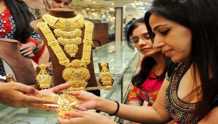 Gold Rate: ಭಾರತದಲ್ಲಿ ಚಿನ್ನದ ದರ ಕುಸಿತ: ನಿಮ್ಮ ನಗರದ ಬೆಲೆಯನ್ನು ಪರಿಶೀಲಿಸಿ! title=