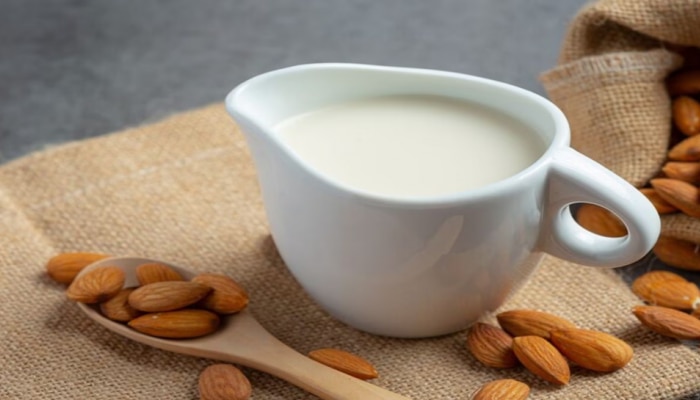 Almond Milk: ನಮ್ಮ ಆರೋಗ್ಯಕ್ಕೆ ಬಾದಾಮಿ ಹಾಲು ಎಷ್ಟು ಪ್ರಯೋಜನಕಾರಿ? title=