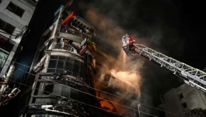 Dhaka Commercial complex fire : ಢಾಕಾದ ವಾಣಿಜ್ಯ ಸಂಕೀರ್ಣದಲ್ಲಿ ಬೆಂಕಿ ಅವಘಡ - 43 ಕ್ಕೂ ಅಧಿಕ ಸಾವು, ಹಲವರಿಗೆ ಗಾಯ   title=