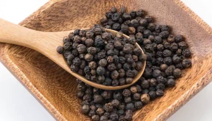 Side Effects Of Black Pepper: ಕರಿಮೆಣಸು ಒಂದು ಆಯುರ್ವೇದ ಔಷಧಿ, ಆದ್ರೆ ಮಿತಿಮೀರಿ ಸೇವಿಸಿದರೆ! title=