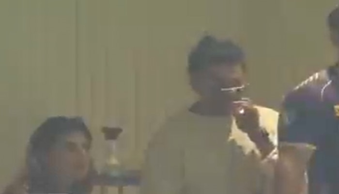  Viral Video: KKR vs SRH IPL ಪಂದ್ಯದ ವೇಳೆ ಸಿಗರೇಟ್ ಸೇದುವಾಗ ಸಿಕ್ಕಿಬಿದ್ದ ನಟ ಶಾರುಖ್ ಖಾನ್.!