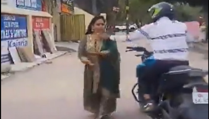 Shocking Video: ನಡುರಸ್ತೆಯಲ್ಲಿ ರೀಲ್ ತಯಾರಿಸುತ್ತಿದ್ದ ಮಹಿಳೆ, ಅಷ್ಟರಲ್ಲೇ ನಡೆದಿದ್ದೇನು ನೀವೇ ನೋಡಿ! title=