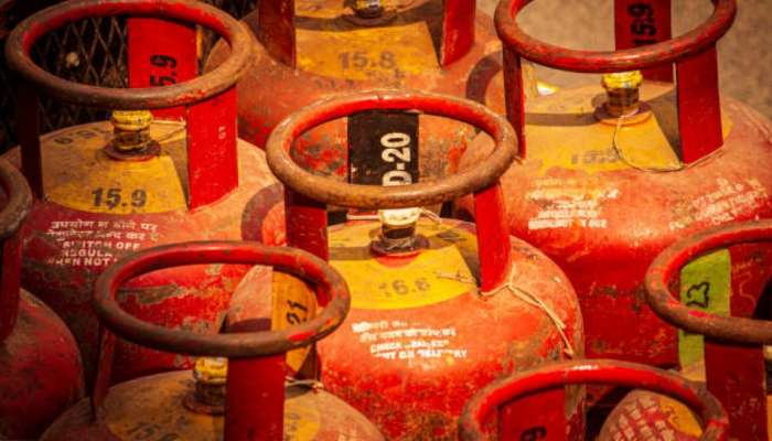 LPG ಸಿಲಿಂಡರ್ ದರದಲ್ಲಿ ಭಾರೀ ಇಳಿಕೆ.. ಈಗ ಬೆಲೆ ಎಷ್ಟು ಗೊತ್ತಾ? title=