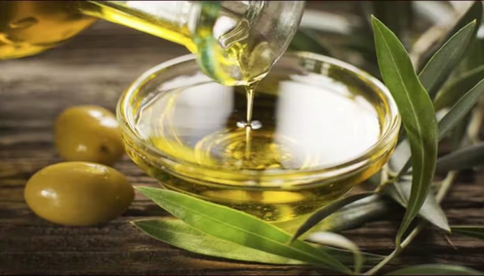 Benefits of Olive Oil: ಆಲಿವ್‌ ಎಣ್ಣೆಯ ಅದ್ಭುತ ಆರೋಗ್ಯ ಪ್ರಯೋಜನಗಳ ಬಗ್ಗೆ ತಿಳಿಯಿರಿ title=