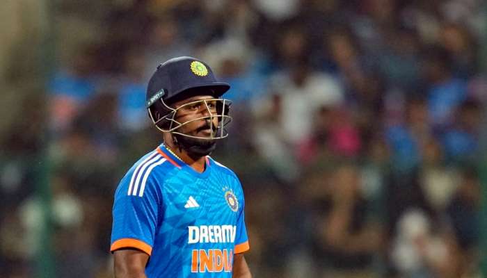 IND vs SL: ಸತತ ಎರಡನೇ ಪಂದ್ಯದಲ್ಲೂ ಡಕ್‌ ಔಟ್‌ ಆಗುವ ಮೂಲಕ ಅಭಿಮಾನಿಗಳ ಕೆಂಗಣ್ಣಿಗೆ ಗುರಿಯಾದ ಸಂಜು ಸ್ಯಾಮ್ಸನ್‌..ಹುಸಿಯಾದ ನಿರೀಕ್ಷೆ.. title=