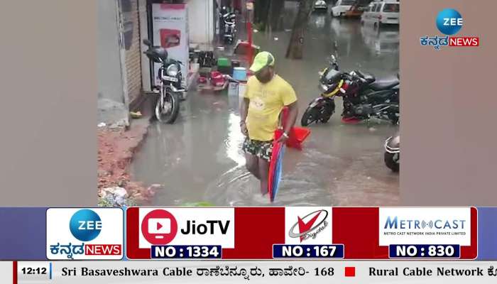 Heavy rain in Bangalore men fall down into manhole