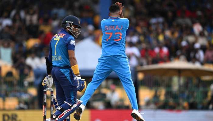 Mohammed Siraj Birthday: ಹೈದರಾಬಾದ್‌ ಗಲ್ಲಿಗಳಲ್ಲಿ ಸುತ್ತಾಡುತ್ತಿದ್ದ ಆಟೋ ಚಾಲಕನ ಮಗ ಇಂದು ಭಾರತೀಯರು ಎದ್ದು ನಿಂತು ಸಲಾಂ ಹೊಡೆಯುವ ಟೀಂ ಇಂಡಿಯಾದ ಸ್ಟಾರ್‌ ಆಟಗಾರ!  title=