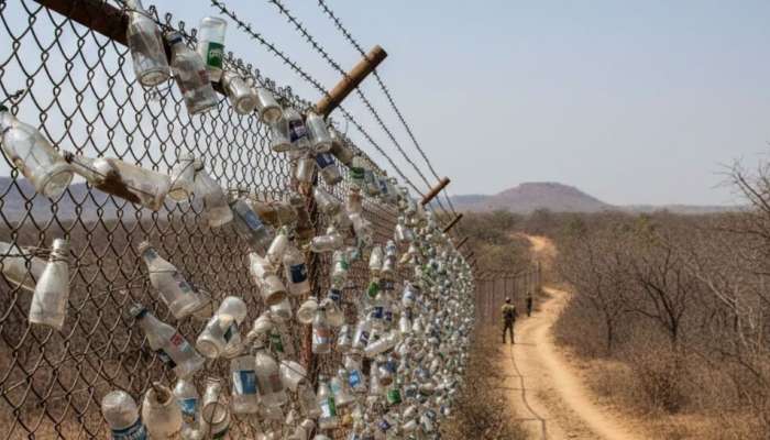 ಭಾರತ–ಪಾಕಿಸ್ತಾನ ಗಡಿಯಲ್ಲಿ ತಂತಿಬೇಲಿಗಳಿಗೆ ಗಾಜಿನ ಬಾಟಲಿಗಳು ನೇತು ಹಾಕುವುದೇಕೆ? ಕಾರಣ ಗೊತ್ತಾದ್ರೆ ಶಾಕ್ ಆಗ್ತೀರಾ!